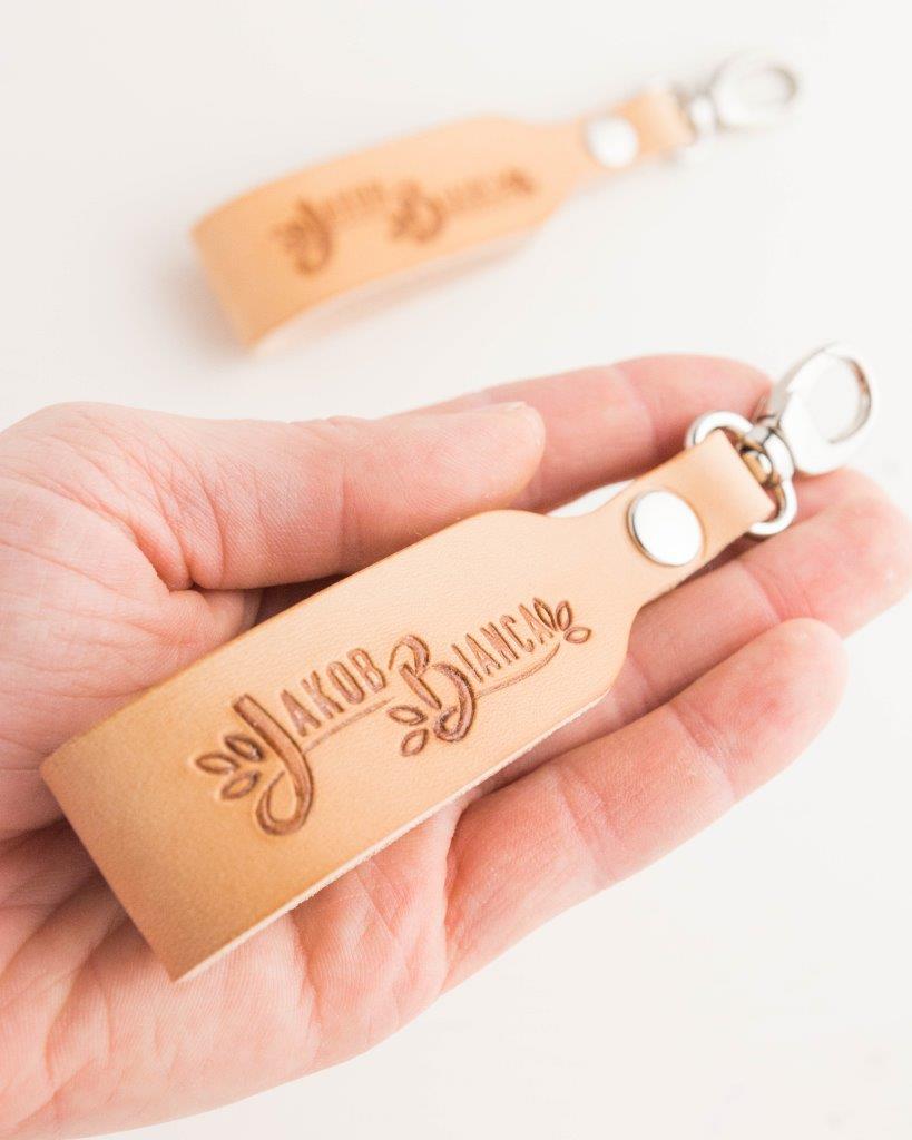 Personalisierter Schlüsselanhänger mit Schriftzug aus nachhaltigem Leder von Biobauernhöfen